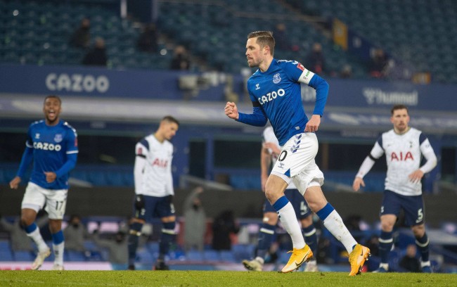 斯基拉:兰普泰从布莱顿转会佛罗伦萨的谈判正在进行中